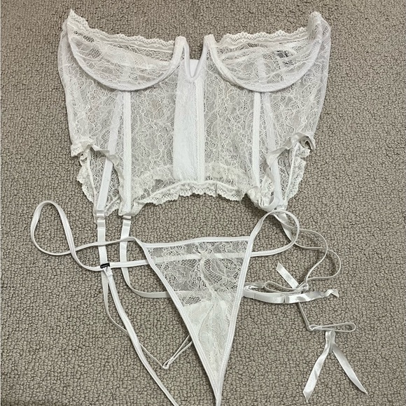 PLUS WHITE LACE FRILL UNDERWIRED CORSET LINGERIE SET - Picture 5 of 5